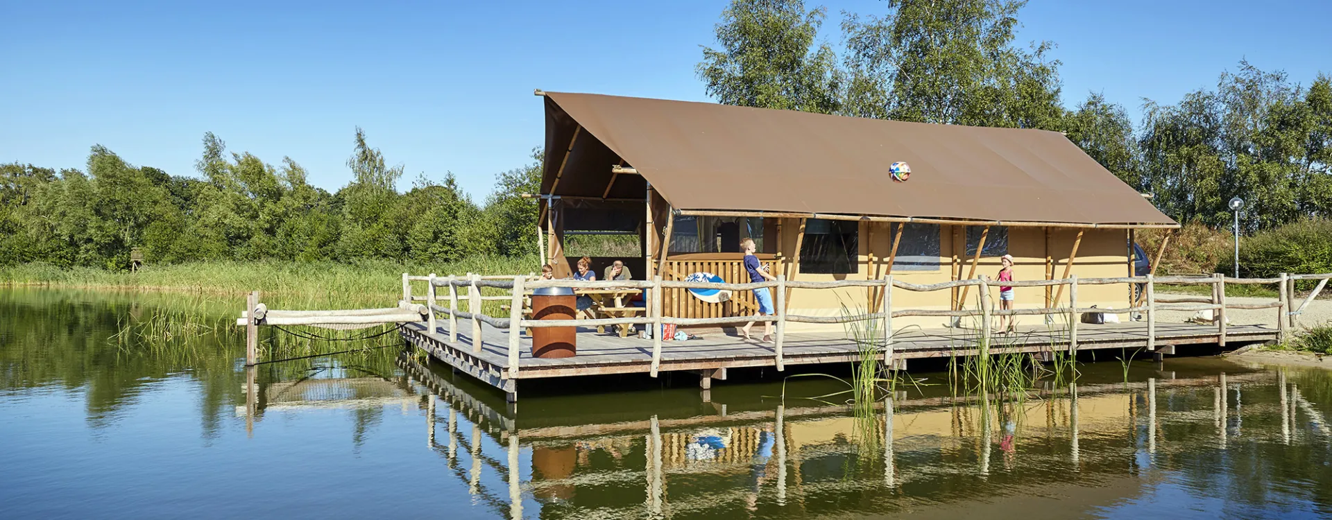 2016 Water Lodge aanzicht met water HR